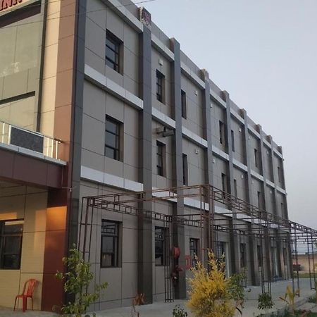 Hotel Yoran Inn & Restaurant By Wb Inn Sadabad Exteriör bild
